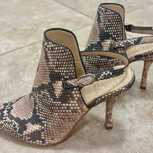 NWOT Vince Camuto Keveen Snakeskin Slingback Booties in Size 8.5